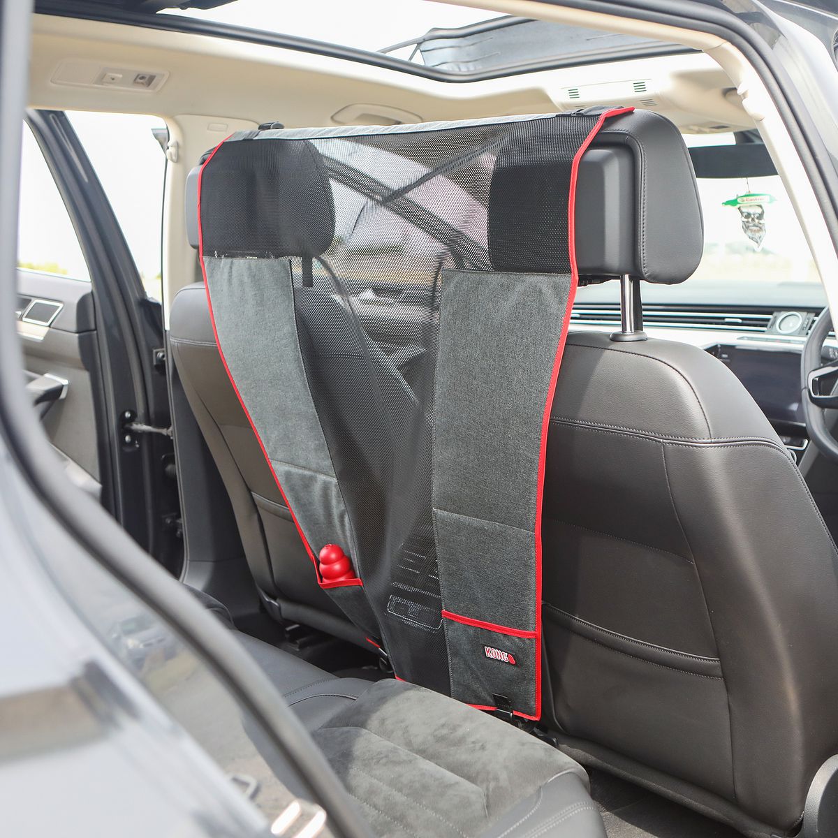 KONG Bench Seat Cover & Hammock Reisezubehör für Hunde im Auto montiert